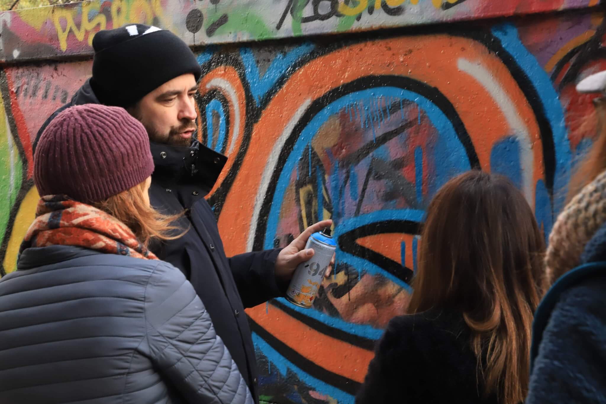 L'artiste Ogre lors d'un atelier Graffiti