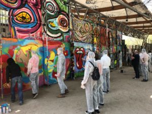 Participants en action lors d'un atelier Graffiti Team Building