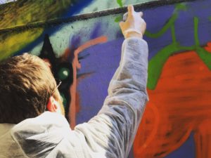 Participant en action lors d'un atelier Graffiti