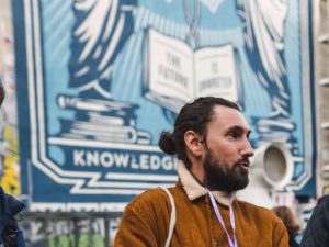 Laurent, guide du Fresh, devant l'oeuvre de Obey sur le parcours De l'art à l'Art dans le Marais