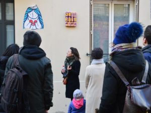 Bénédicte, guide du Fresh, devant une oeuvre de Street Art sur le parcours du Musée à ciel ouvert du 13e