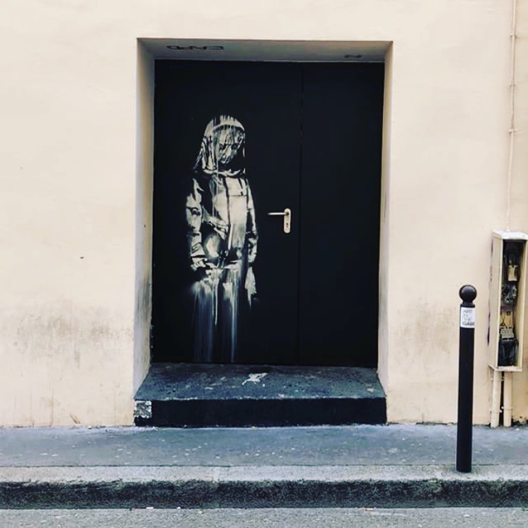 Pochoir réalisé par Banksy sur la porte du Bataclan à Paris